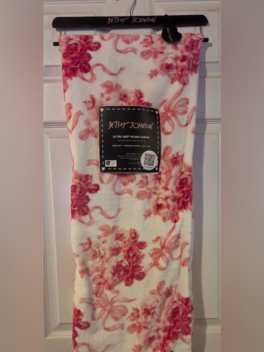 Betsey Johnson White & Pink Floral Plush Throw Blanket 70”X50”